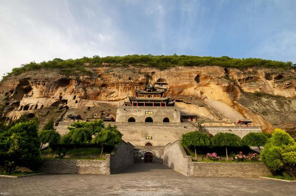 彬县大佛寺：泾河自佛洞前蜿蜒东流，风光旖旎