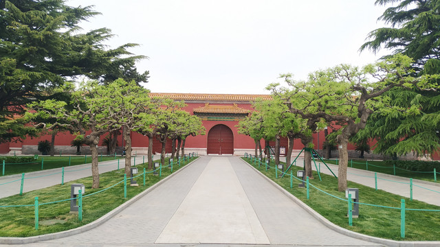 北京天安门东边的劳动人民文化宫：四月下午的太庙