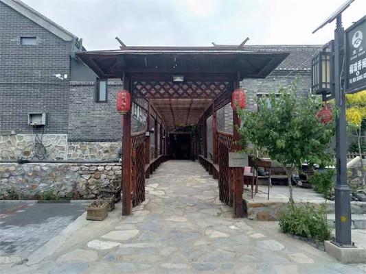天津蓟州福瑞香阁背靠大山,南邻水库,真所谓依山傍水!
