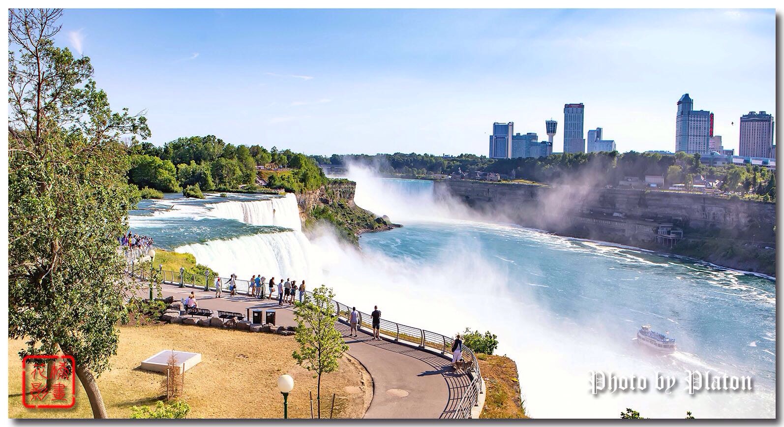 观赏美国与加拿大边境的尼亚加拉瀑布（Niagara Falls）