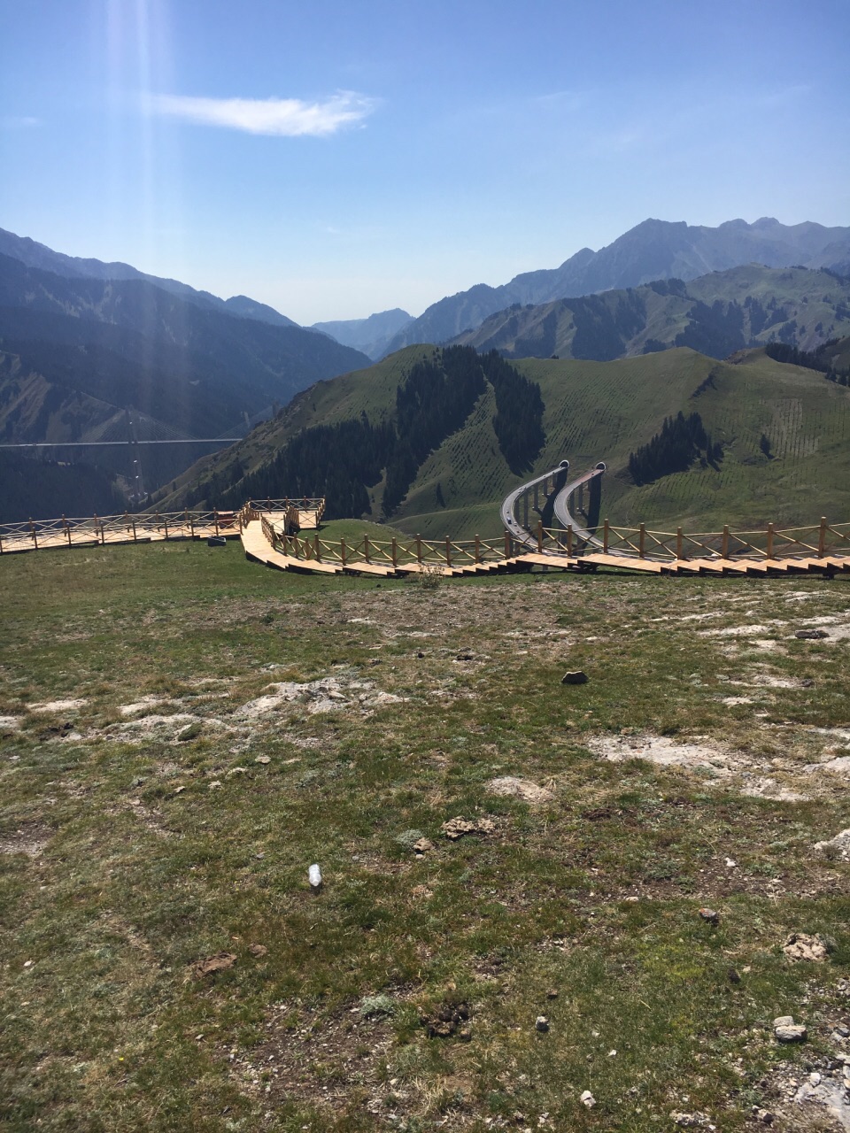 赛湖旁边山顶的风景