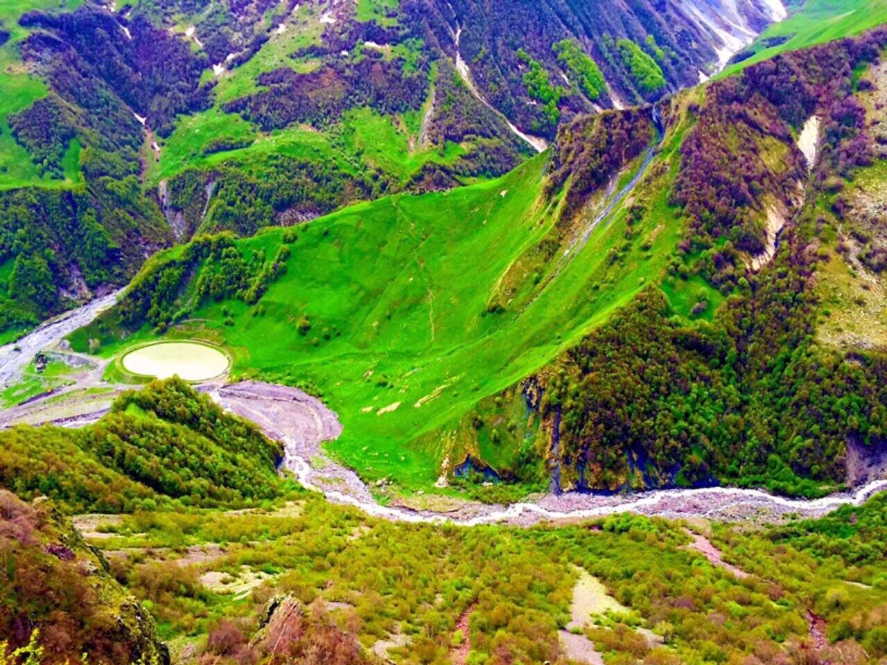 格鲁吉亚的卡兹别吉，欧洲的第二大高峰，海拔5千多米。山头上终年积雪。沼泽和水洼，在山谷的地上，形成一