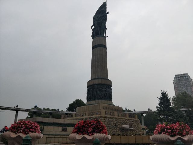 방홍(팡훙) 기념탑