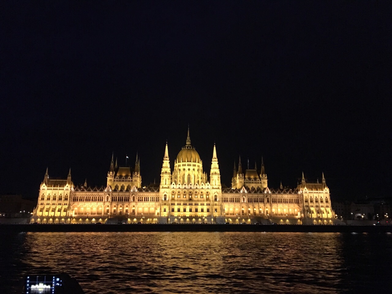 布达佩斯夜景，辉煌的灯光充分展示了布达佩斯的堂皇之美。