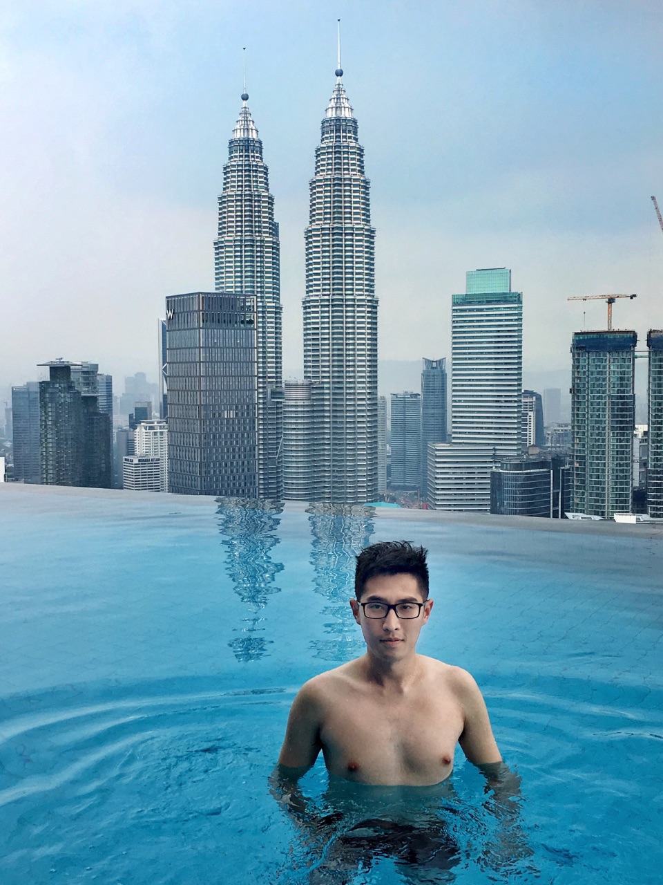 吉隆坡最红的无边泳池，泡在水里就能无死角俯瞰整个城市