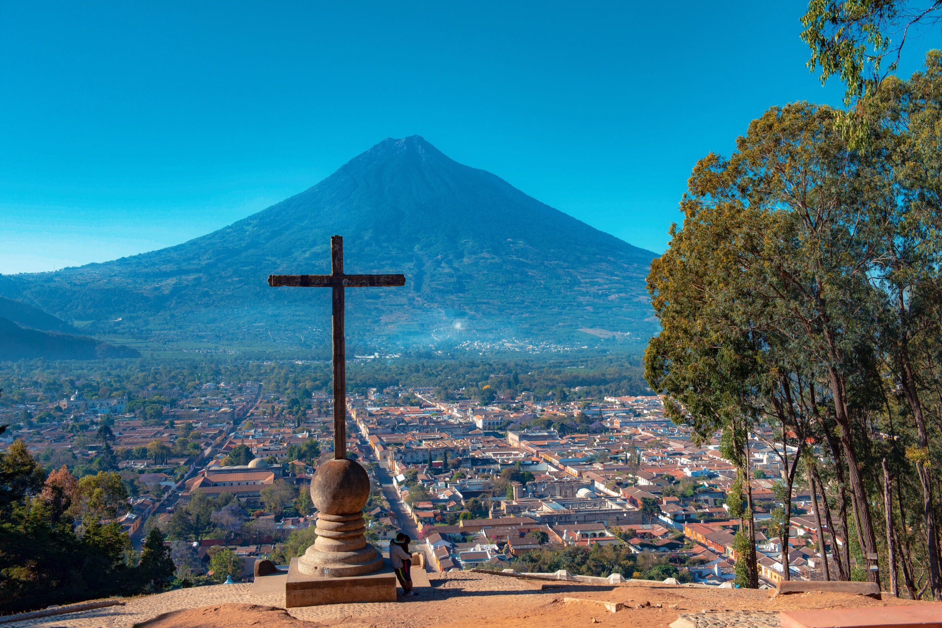 安提瓜，是一座中美洲的小城。这座火山脚下的小城被列为世界文化遗产，在这里，去陌生的街角做一切我们曾经