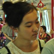 何不给个拥抱说再见