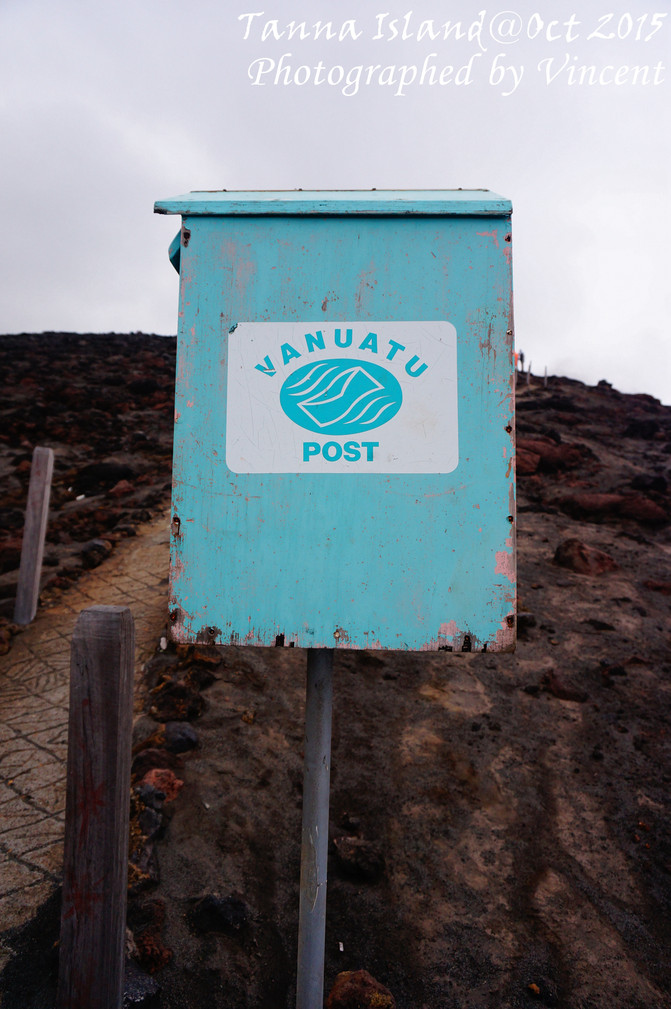 耶稣火山Mount Yasur，因为其喷出的熔岩多直起直落，很少斜向喷射，一般不会伤及游客，而海拔仅