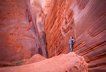 靖边波浪谷一日游【酒店上门接送/纯玩无购物（淡季3人成团）】【1[品质保障]当地本土旅行社车队，可查询向导首页已认证的资质地址，天天发团，行安全无忧。】