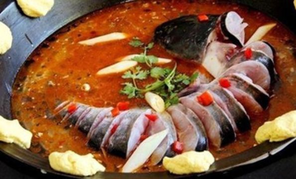 在蓟州新蓟东饭店不仅能吃到地道的铁锅炖鱼，竟还能采摘新鲜草莓