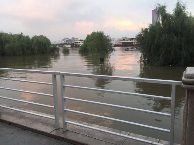 汉口江滩景点,经常坐公交车到汉口江滩游玩,个