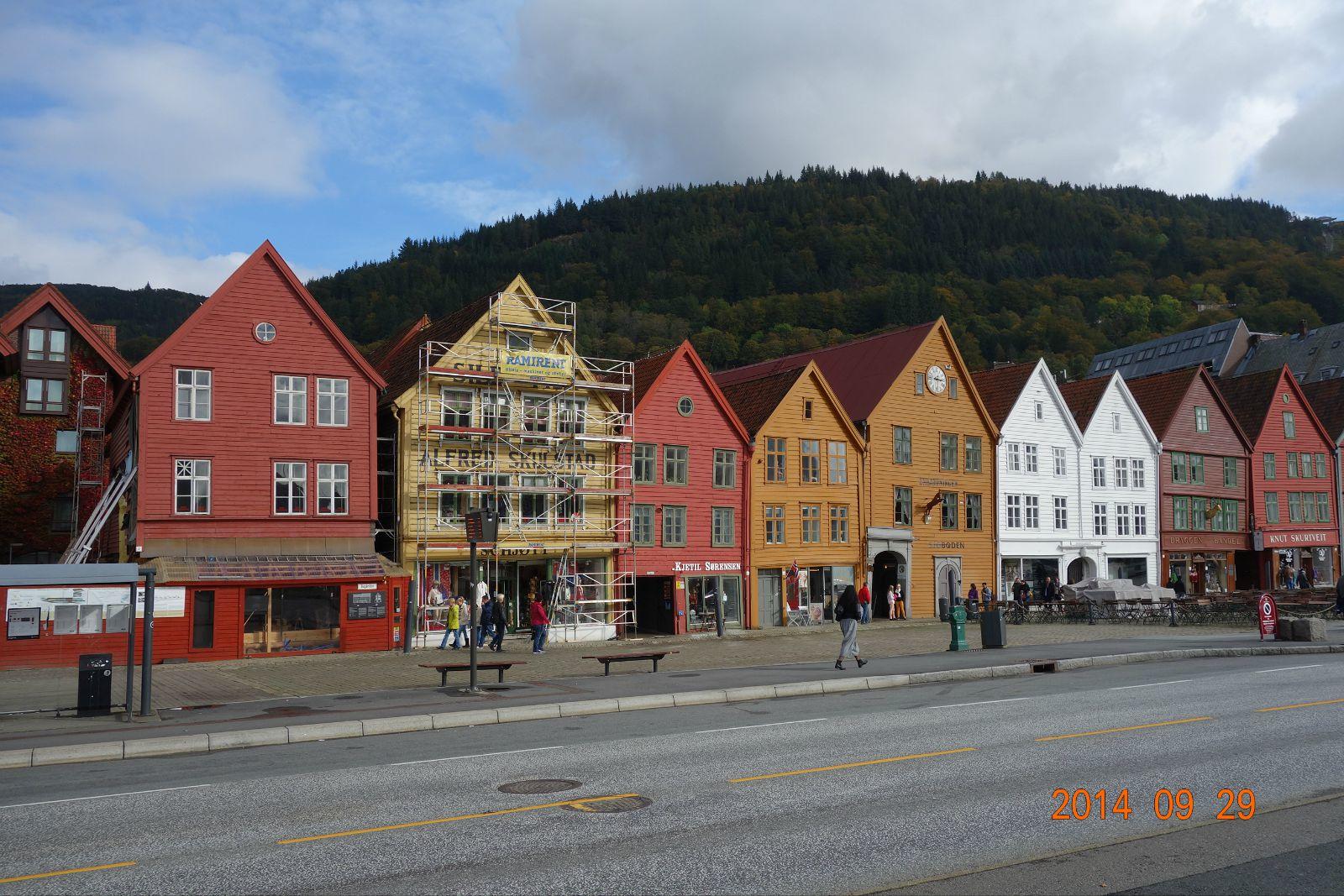 去卑尔根西部访问有300多年历史的世界文化遗产布吕根木屋群