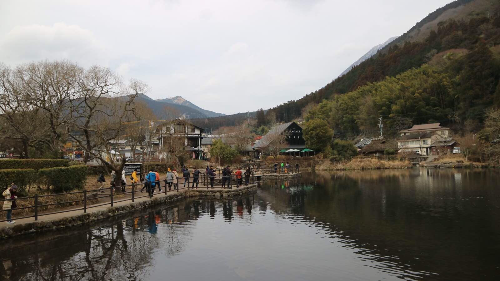 湖底涌出温泉的金鱗湖和旅亭田乃倉