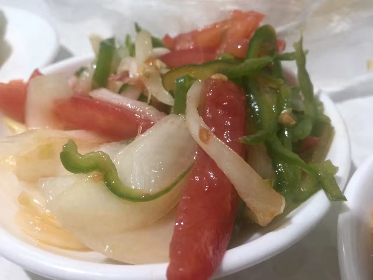 美美的新疆早餐 早餐美美的，皮酥馅香热腾腾的烤包子，肥瘦相宜，美美的咬一口焦香四溢。鲜甜浓香的奶茶，