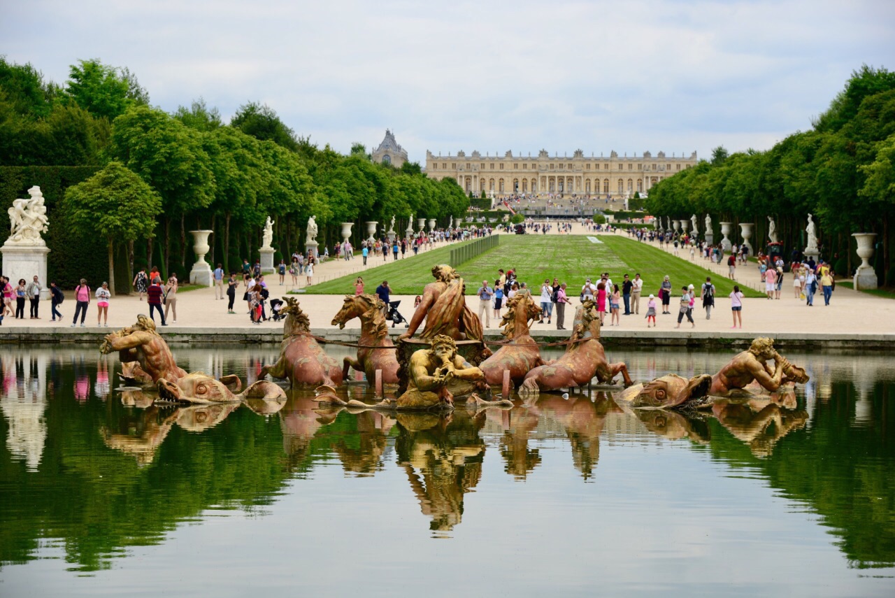 法国凡尔赛宫 凡尔赛宫位于法国巴黎郊区，是世界五大宫殿之一。 《凡尔赛和约》就是在凡尔赛宫的镜廊里签