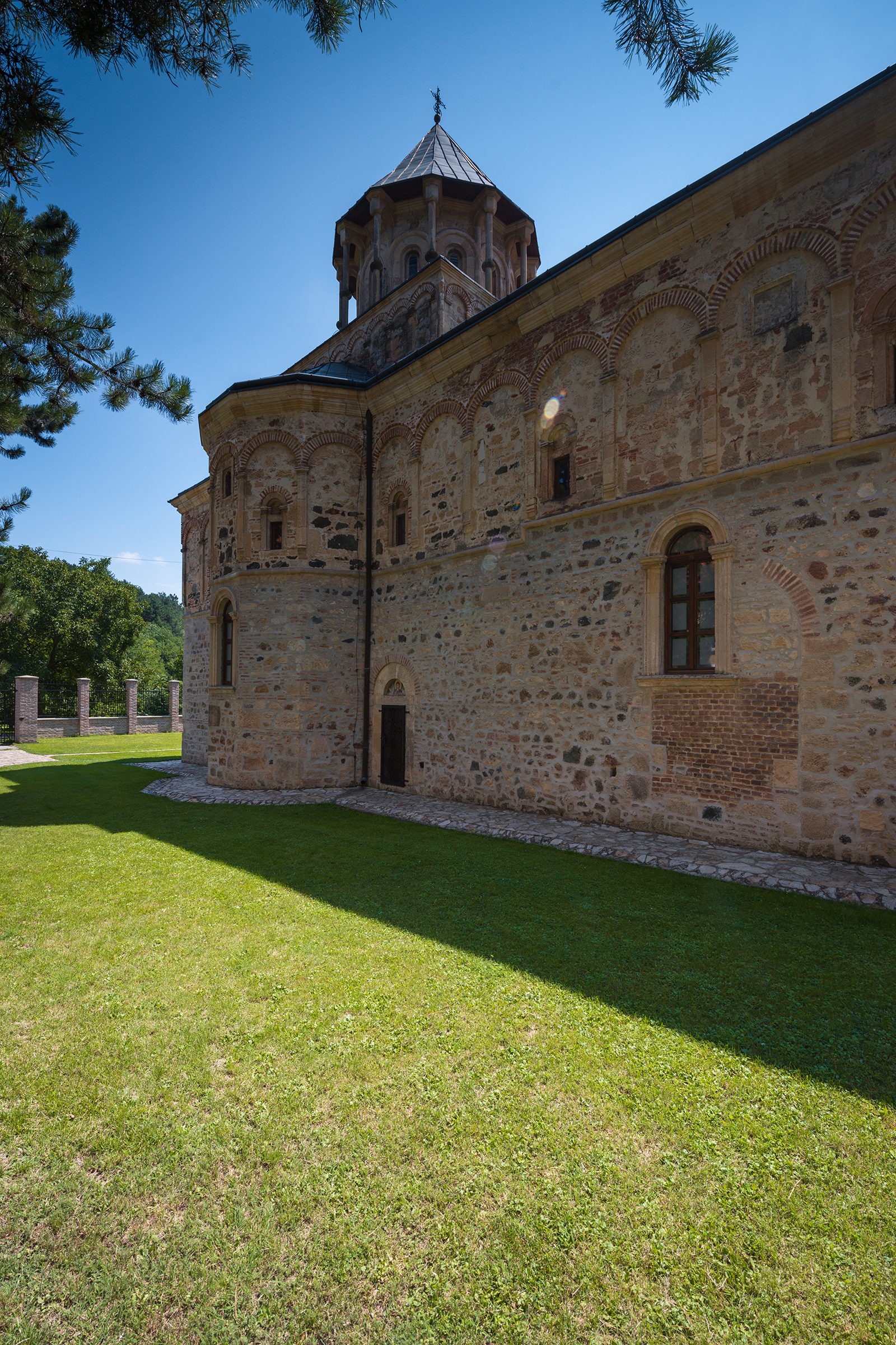 新霍普沃修道院于十五世纪中期由塞尔维亚王国君主Durad Brankovic兴建，十六世纪初期完工。