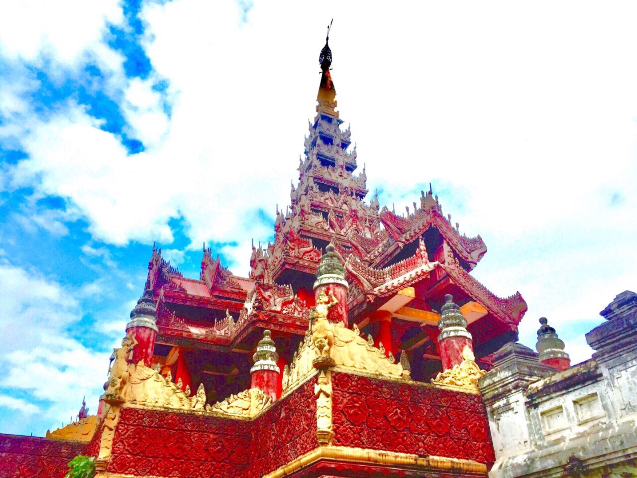 缅甸盛产柚木。勃固的旧皇宫，毫无例外，都是由柚木建成的。棕红的外墙，金色的柱子，宫殿在阳光下熠熠发光
