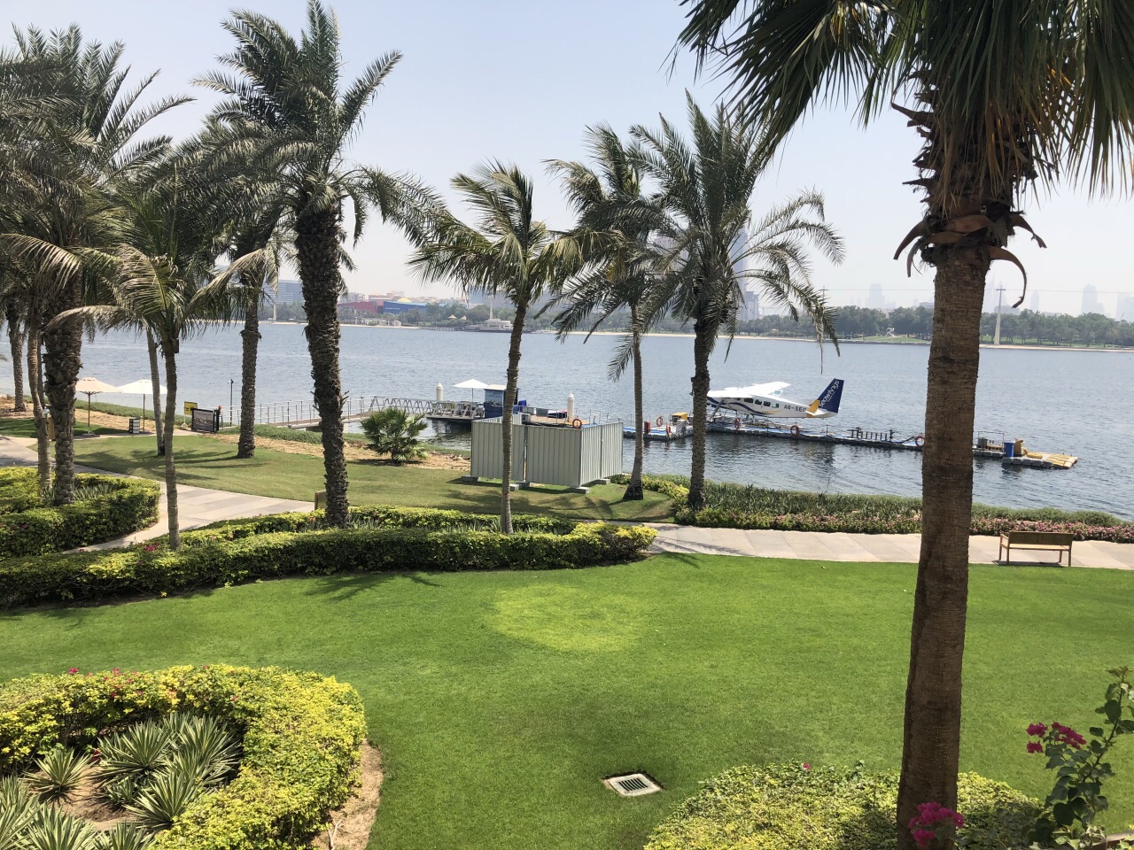 Park Hyatt Dubai酒店于棕榈树从中设有25米长的游泳池和提供芳香疗法的温泉设施，距离迪