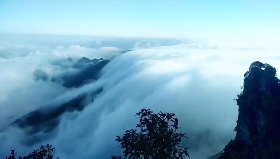 井冈山美丽的瀑布云海