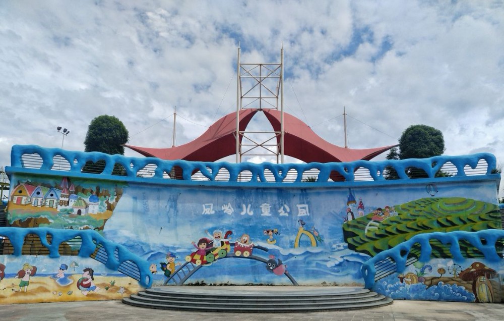 南宁凤岭儿童公园：水陆两栖游乐场 南宁凤岭儿童公园是重金打造广西最大的陆地和水上的综合性休闲娱乐主题