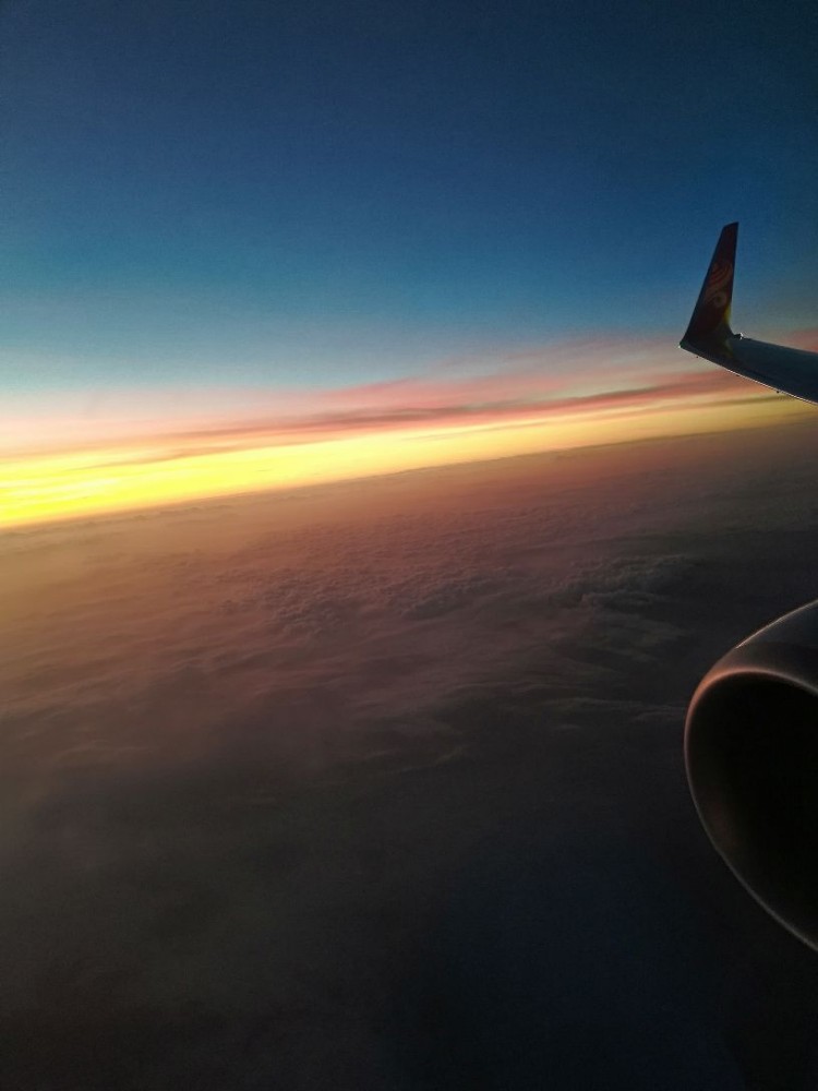 飞机上看日出