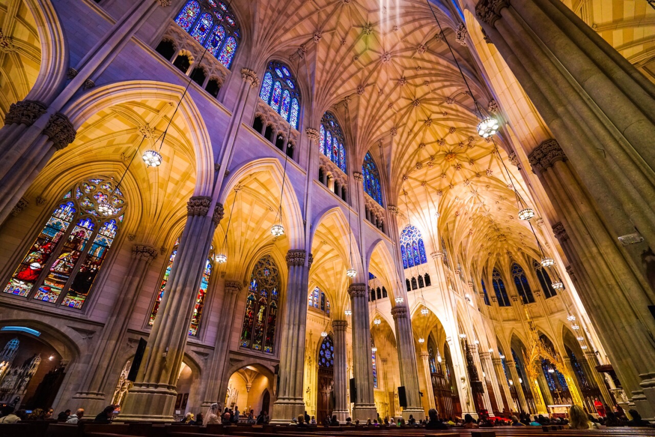 纽约闹市里隐藏着一座全美最大的哥特式教堂