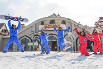 抚顺热高冰雪世界一日游【无购物、滑雪+戏雪+拓展项目】【[包含雪具]滑雪三件套：雪板、雪仗、雪鞋可以免费使用】