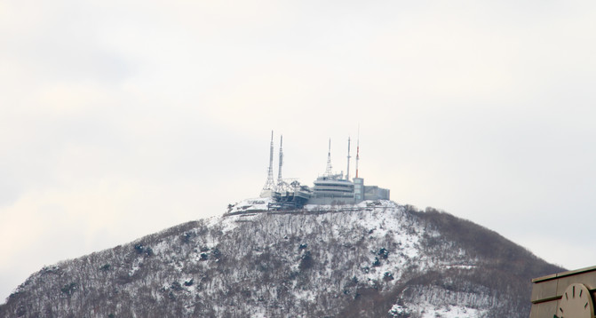 早上出门，对面的函馆山上落有积雪，看起来像童话中的城堡一般。 吃完早饭后，在JR站坐车去洞爷，特快需