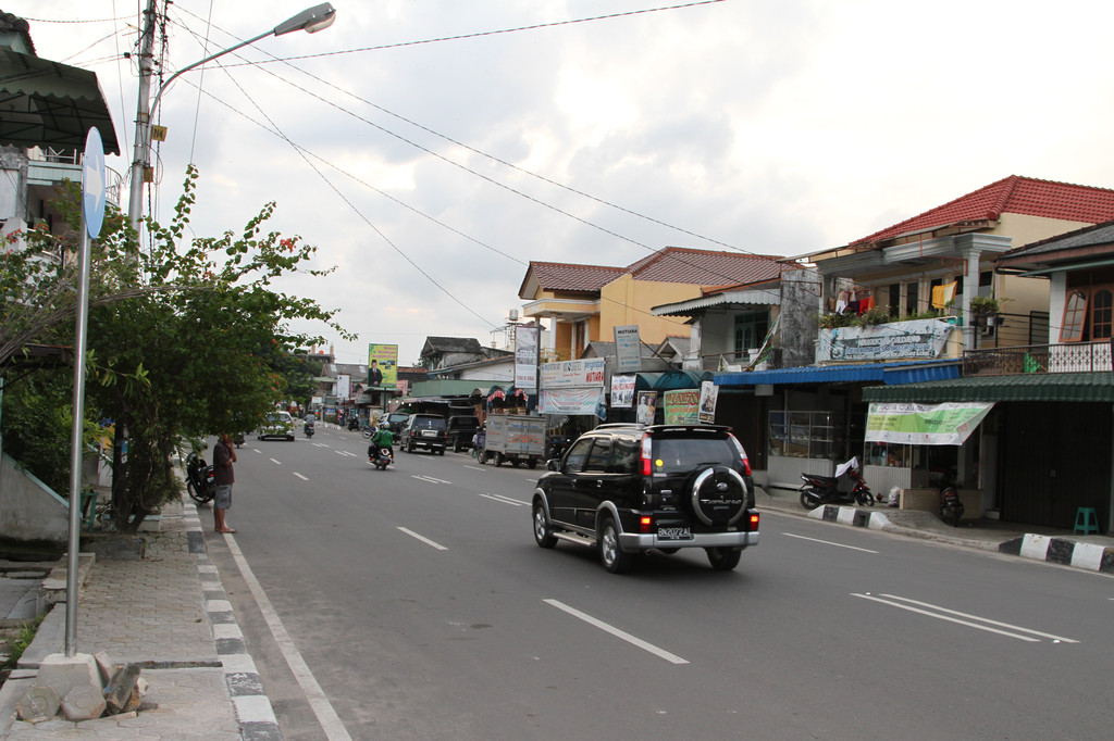 邦加岛的首府和最大市镇在邦加槟港，面积1.2万平方公里。人口约96万。邦加岛一向是世界上首要的锡产地