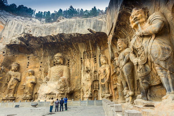 洛阳龙门石窟：三大石刻艺术宝库之一，开凿于北魏孝文帝年间