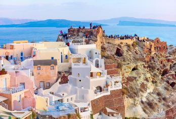 希腊圣托里尼古费拉遗址+伊亚城堡+红沙滩包车一日游【圣托里尼是爱琴海上的明珠，以其蓝白相间的建筑和壮丽的海景闻名。伊亚（Oia）是岛上浪漫的小镇，】