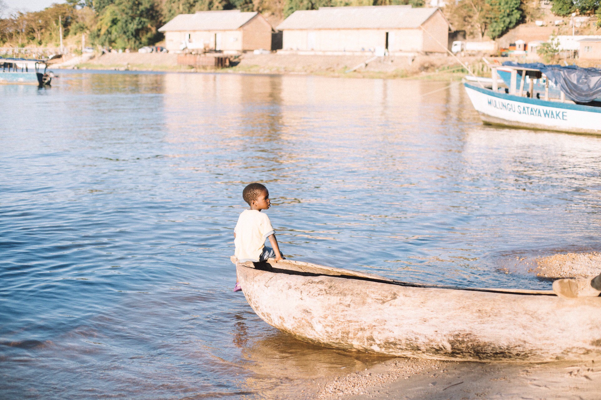 租一条“香蕉船”，飘荡在马拉维湖上