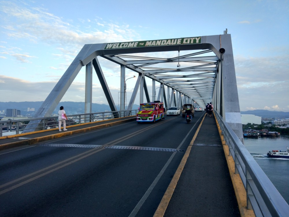 连接宿务与麦克坦岛有两座大桥，徒步走上这座旧桥，领略两岸风光