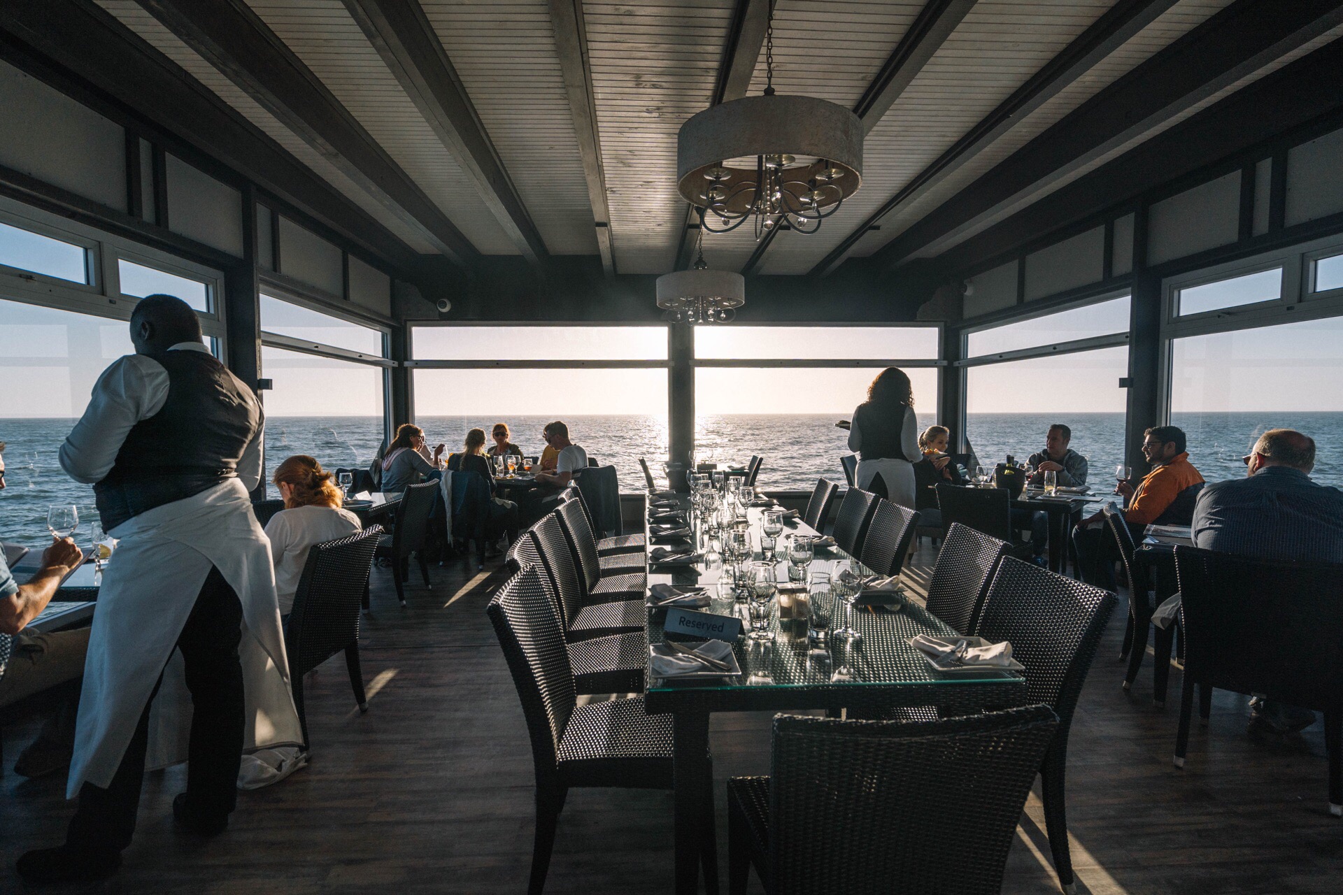 海上餐厅的完美日落