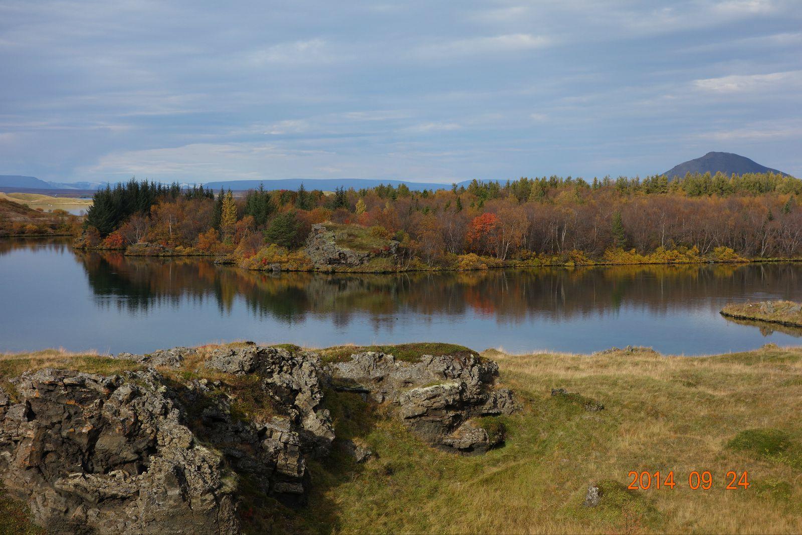 在米湖看玄武岩熔岩喷发形成的风景如画的秋色天堂