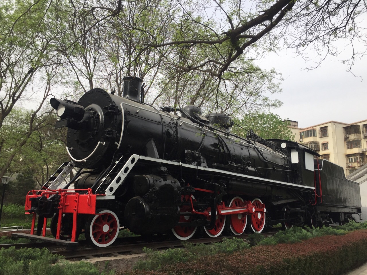玲珑公园的蒸汽机车 玲珑公园有一台真正的蒸汽机车，保存得还很好，真不容易。这种火车头很少能够看见了，