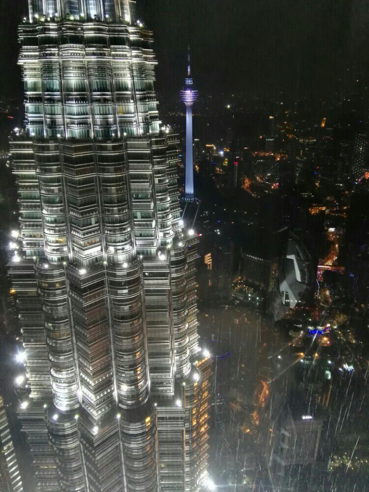 双子塔 吉隆坡的地标，曾经的世界第一高楼，但景观不如东京，新加坡，香港等地的夜景