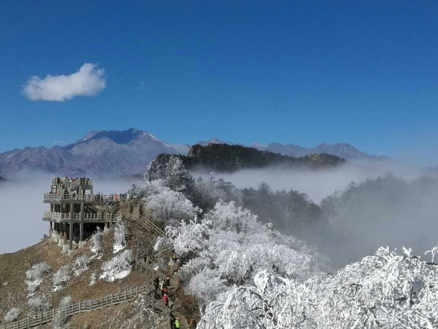 窗含西岭千秋雪 今年春节，利用假期，去了趟西岭雪山，领略了它的雪山美景。