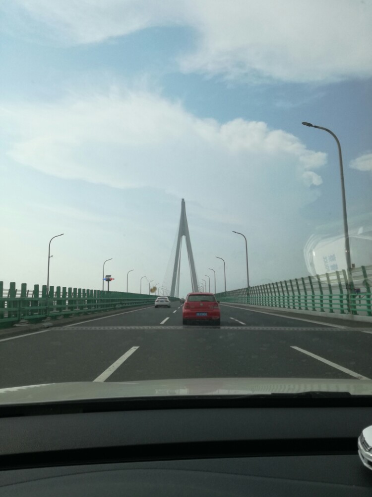 杭州湾跨海大桥是一座横跨中国杭州湾的跨海大桥,是成千上万设计