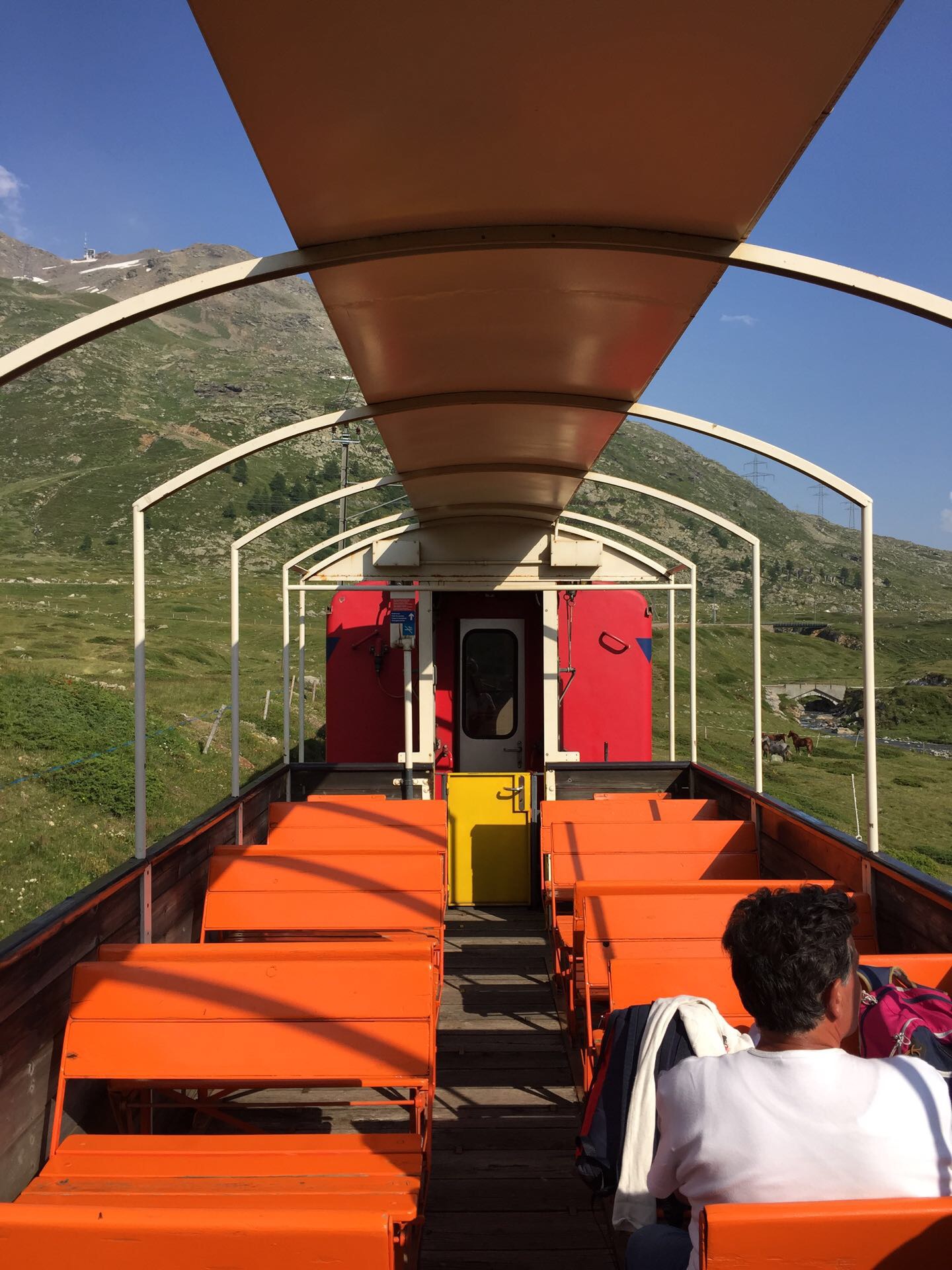 瑞士🇨🇭开往意大利🇮🇹的露天火车！