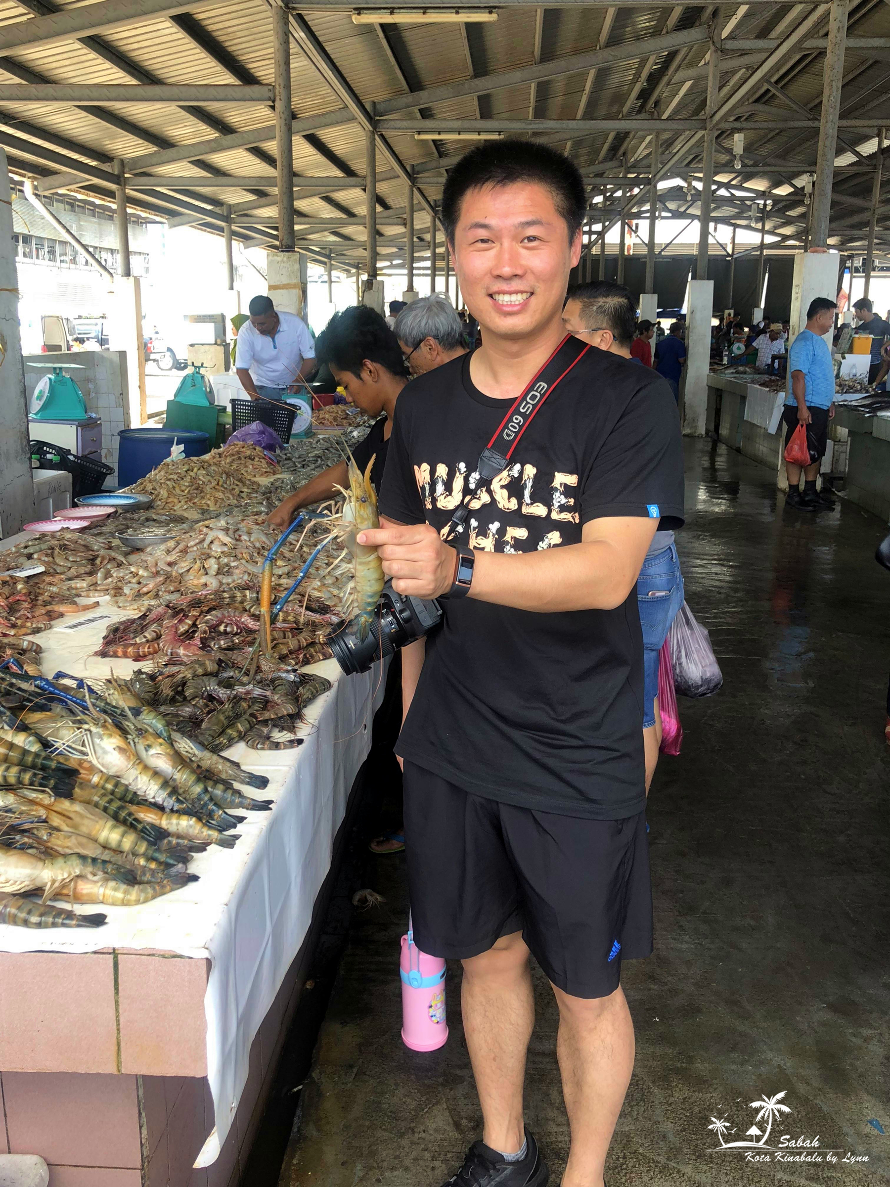 中餐选择去当地的中央菜市场看看。  卖海鲜的地方在菜市场的后面，靠近海边。  海鲜代加工点在市场的二