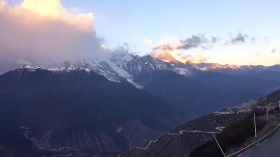 梅里雪山日照金山