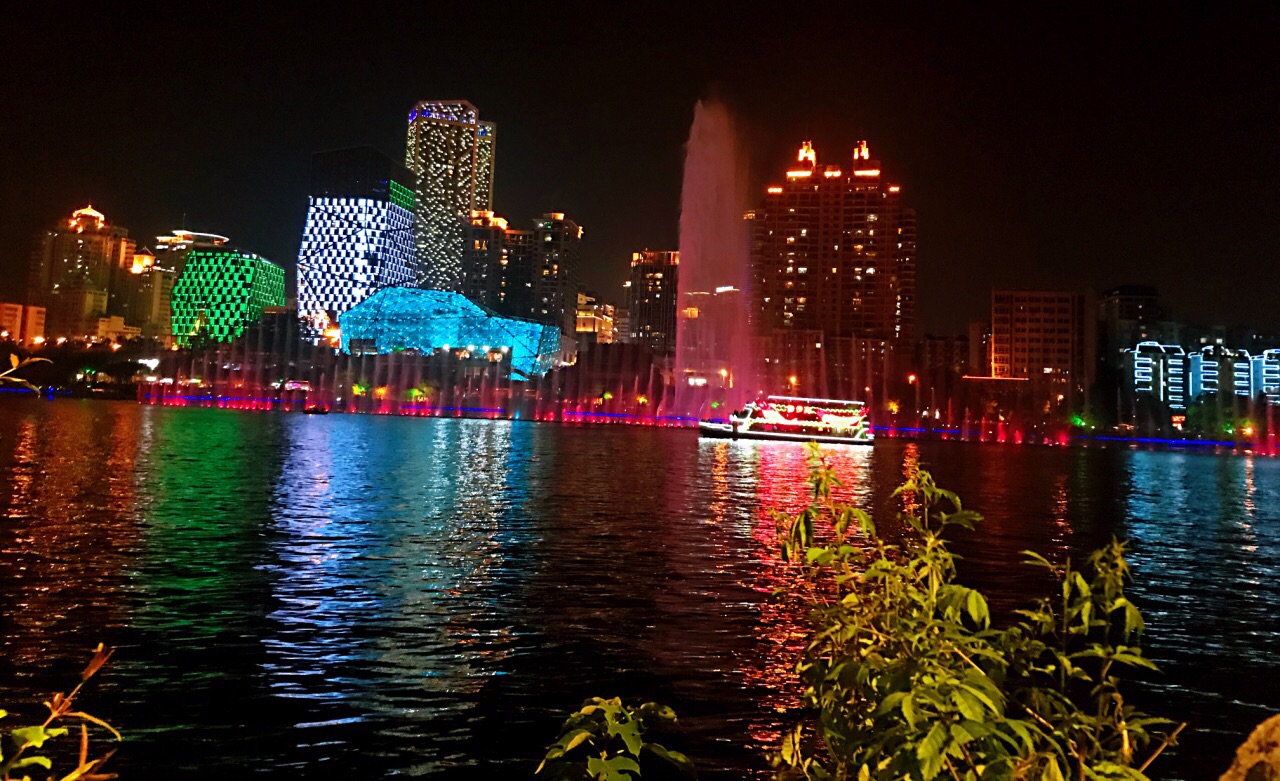 夏夜的我在柳江吹着风，看着美丽的音乐喷泉和夜景