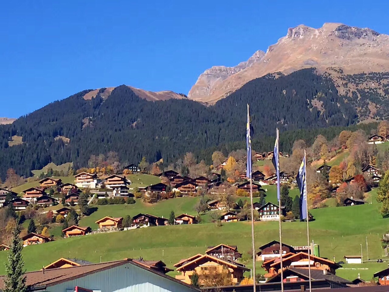 【少女峰】位于因特拉肯，是瑞士最著名的山峰之一海拔4158m