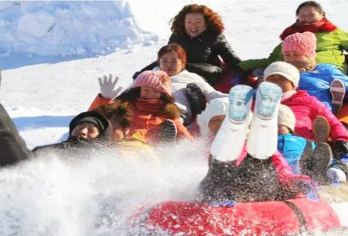 阳光滑雪场一日游【滑雪新手看过来+雪板雪圈都可玩】【随车配备滑雪大神领队，玩的放心，玩的开心！】