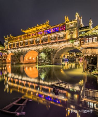 5天4晚 • 金秋長沙賞嶽麓山楓林丨探祕黃龍洞丨乘船寶峰湖與鳳凰沱江丨百龍天梯上行+天門山超長索道