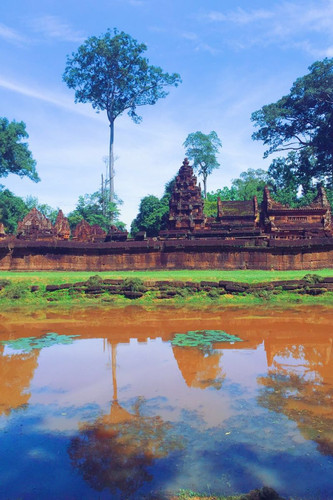 女王宫（斑蒂丝蕾）Banteay Srei。 女王宫又叫湿婆宫，供奉的是婆罗门教的主神湿婆神。 有人