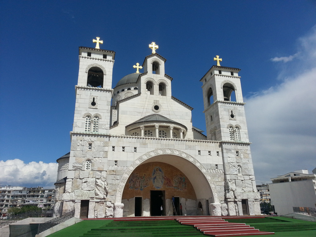 Hram Hristovog Vaskrsenja: 一座于2013年才竣工的仿古东正教教堂，巨大而