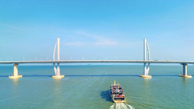 海上看港珠澳大桥