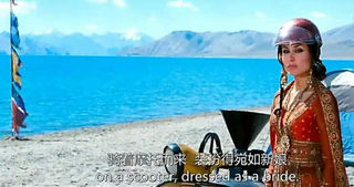 中印边境神奇湖泊班公错：一面属西藏绿草如茵，一面属印度连鱼都不生长